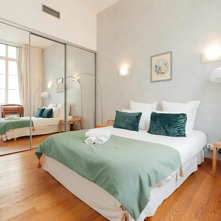 L'horloge De L'ecusson Appartement